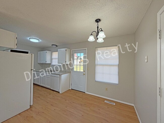 Building Photo - Charming and Clean 3 Bedroom House Available - South Springfield
