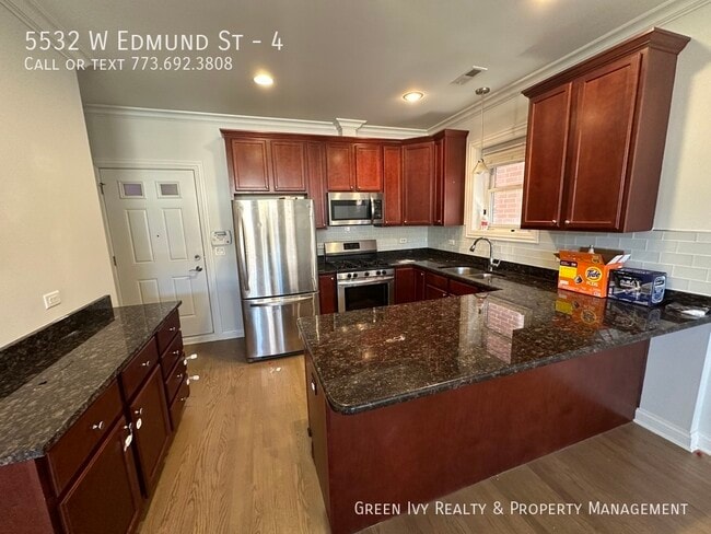 Building Photo - Quiet, Cozy Townhome in Jefferson Park,  2...