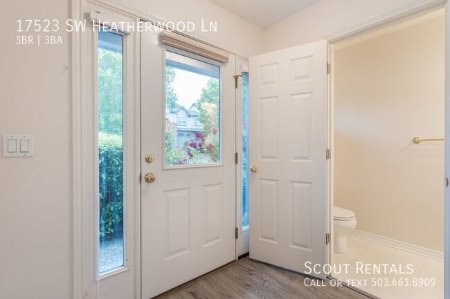 Building Photo - Spacious Sherwood Townhouse!