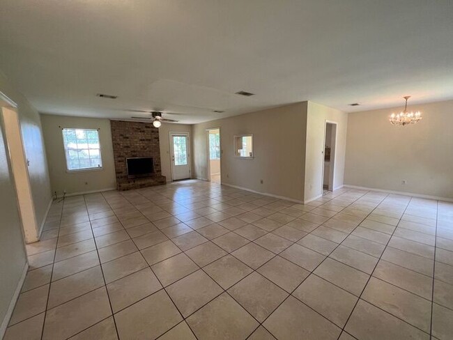 Building Photo - Pensacola - Pinehurst Subdivision - 3 bedr...