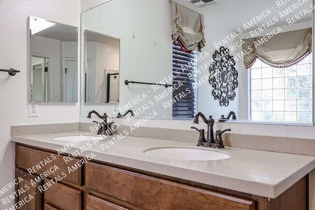 Building Photo - 1074 S Hawk Ln