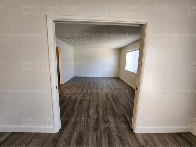 Building Photo - 3 bedroom/ 2 bathroom home located near th...