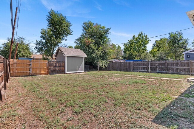 Building Photo - Newly Renovated 2 bed/1 bath home!!