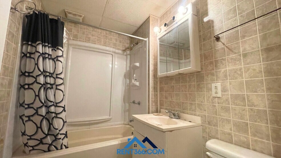 Building Photo - 403 E Norwegian St