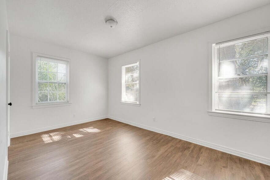 Building Photo - 3173 3rd St Cir S