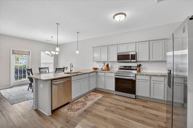 Building Photo - AVAILABLE NOW! (Pet Friendly)