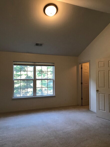 Building Photo - 668 Olde English Cir