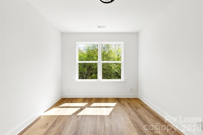 Building Photo - 2043 Green Oak Dr