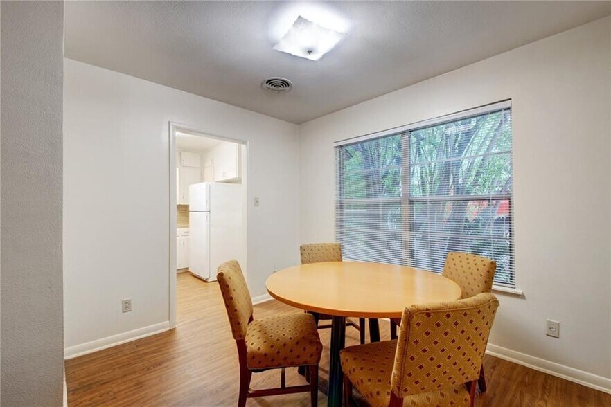 Building Photo - 607 Bellevue Plz