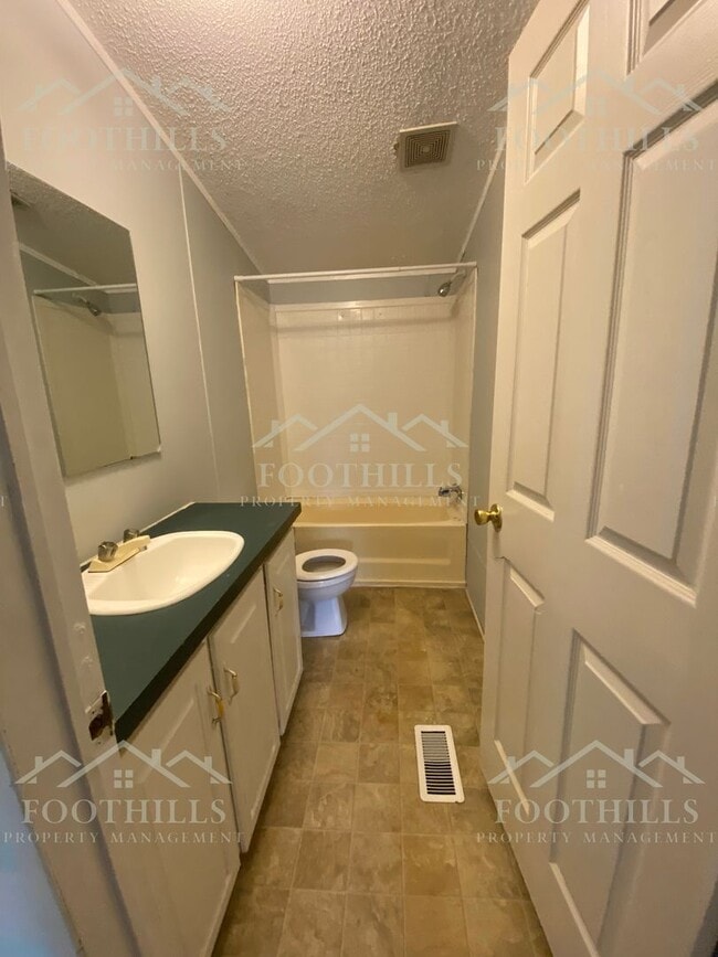Building Photo - Peaceful Pondside Living – 3BR/2BA Home wi...