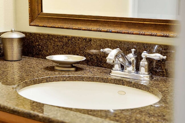 Building Photo - "Beautifully Furnished 3-Bedroom Condo in Desirable Heritage Crossing"
