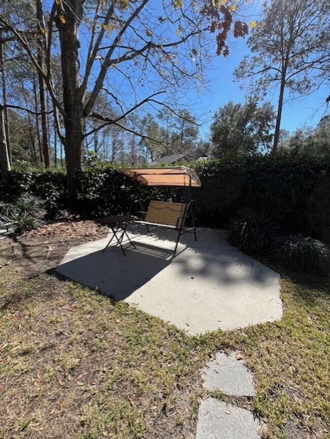 Building Photo - Beautiful and completely Renovated 3/2 fen...