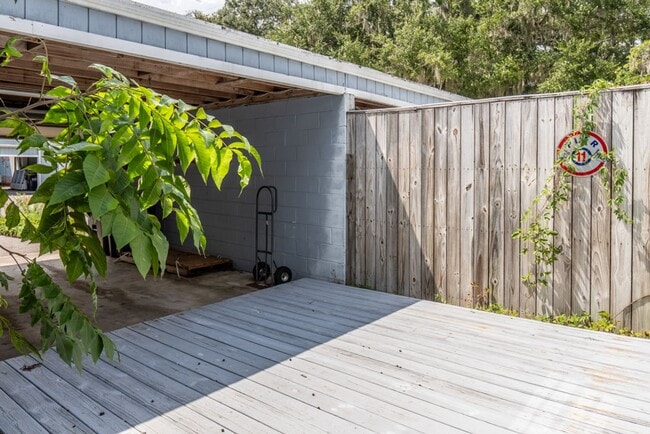 Building Photo - Spacious Two Bedroom Townhome