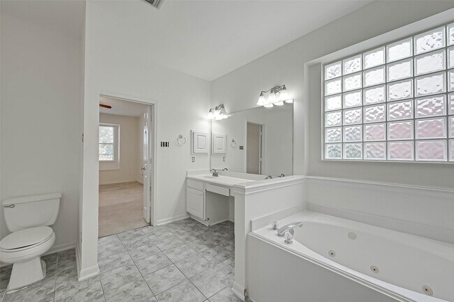 Building Photo - 8846 Gas Light Village Dr