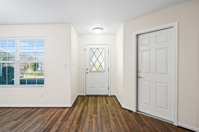 Building Photo - 2224 Shady Tree Ln