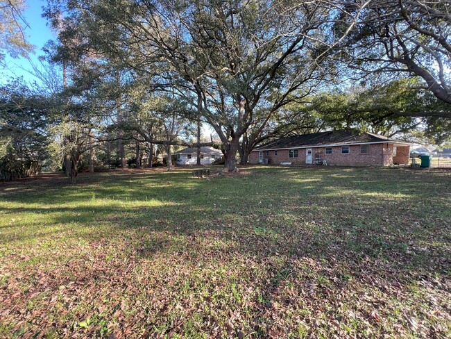 Building Photo - 3 bedroom, 2 bathroom home located in Zach...