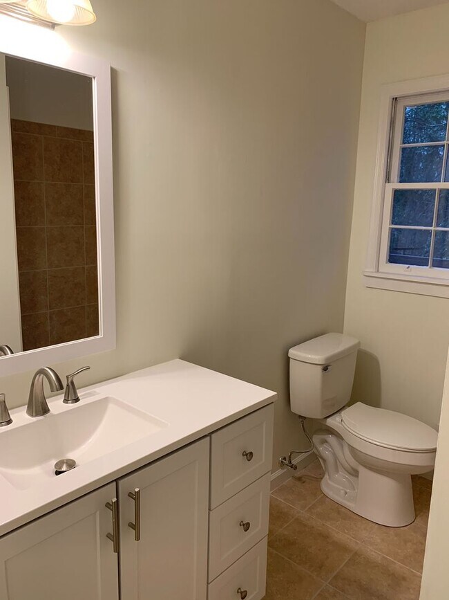 Building Photo - 4 BR 3 BATH in Cedar Creek!