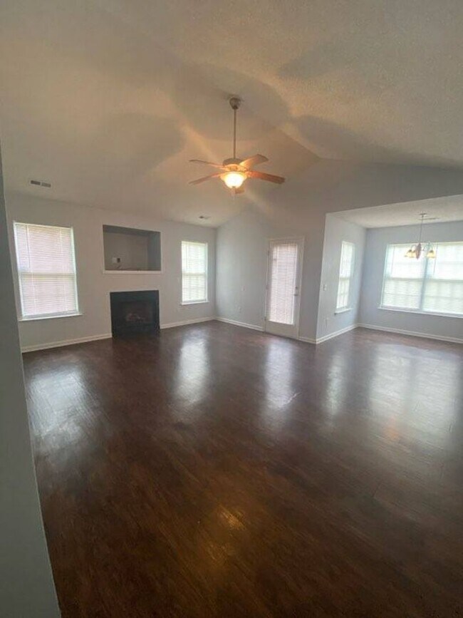 Building Photo - 3 BR 2 BA Maysville