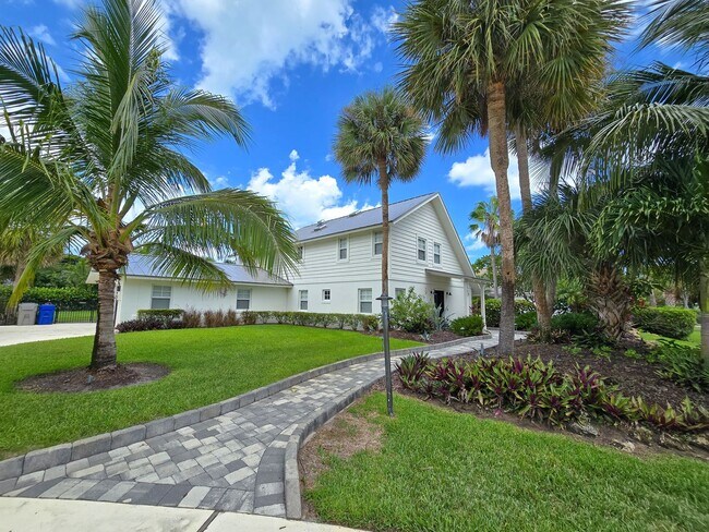 Building Photo - SEASONAL RENTAL - Luxury by the Beach!