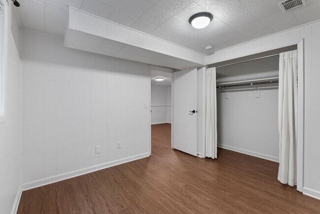 Building Photo - Students Welcome! Spacious 5 Bedroom Home in West Fort Collins