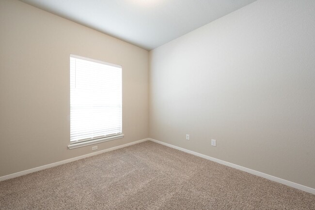 Building Photo - Spacious 4 Bedroom Home in South Temple – ...