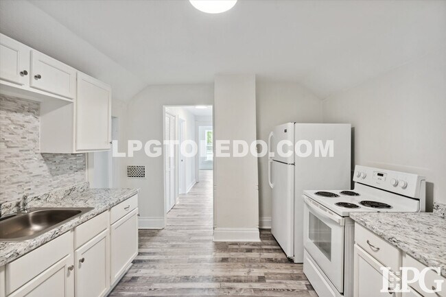 Building Photo - 4039 Vermaas Ave