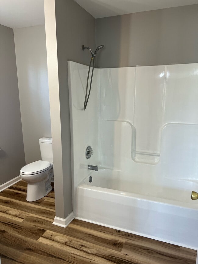 Building Photo - 100 Yorkshire Dr