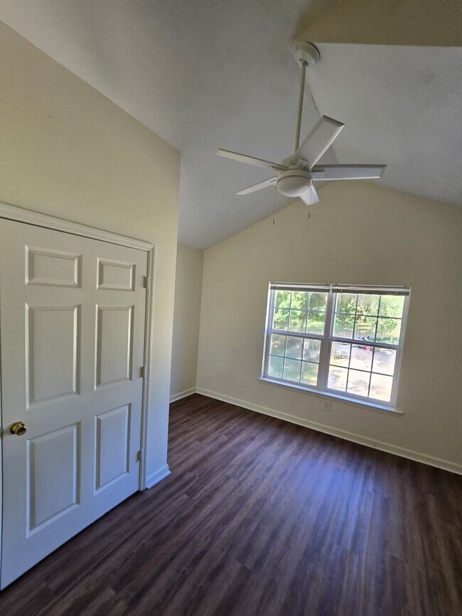 Building Photo - P735