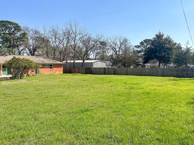 Building Photo - 4 Bedroom / 3 Full Bath / Huge Yard