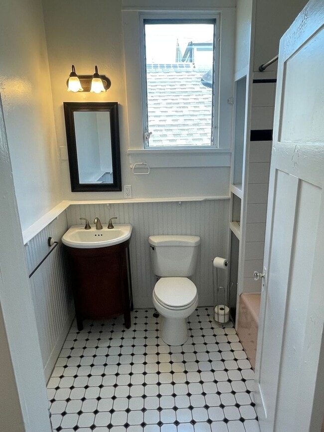 Building Photo - 3115-3115 Constance St