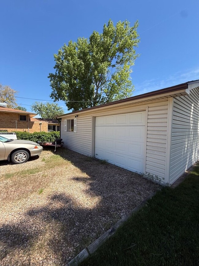 Building Photo - 3-bedroom, 2-bathroom home in the heart of Windsor with Detached Workshop!