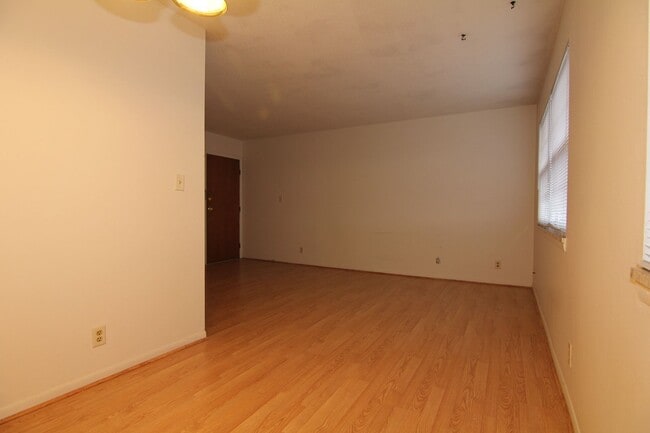 Building Photo - Spacious 1 bedroom 1 bath - AVAILABLE NOW