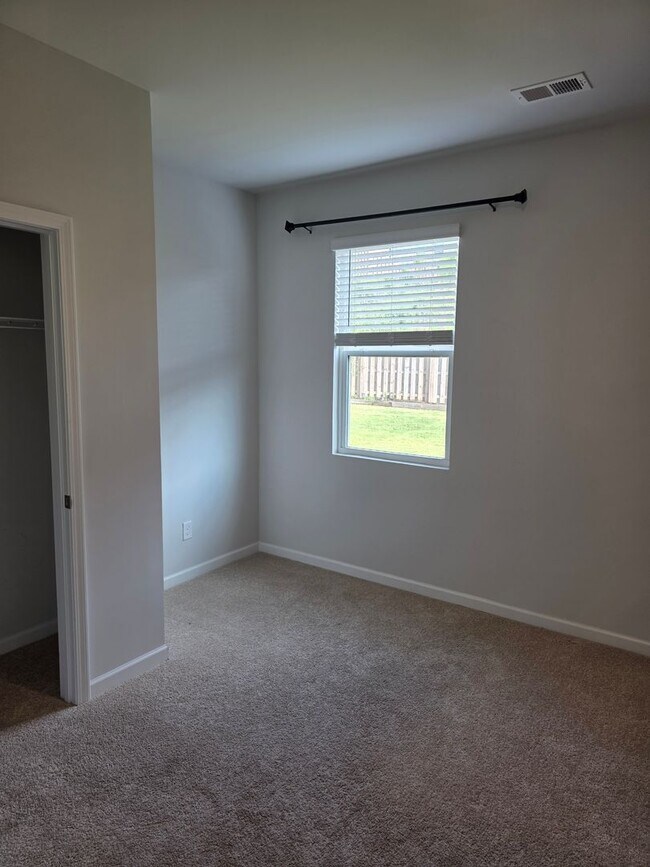 Building Photo - 5 BEDROOMS