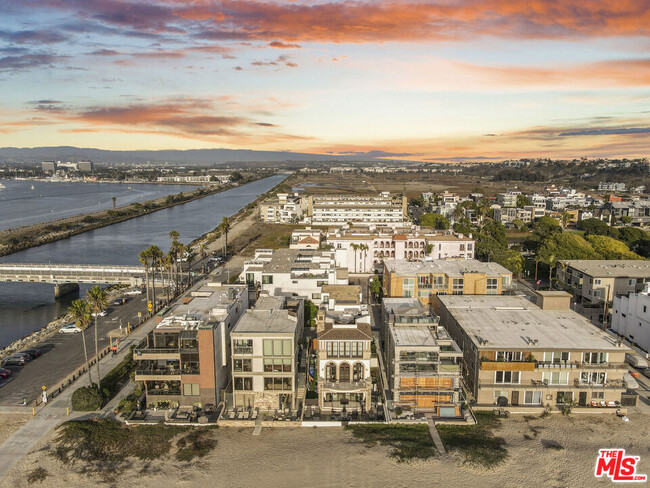 Building Photo - 6209 Ocean Front Walk