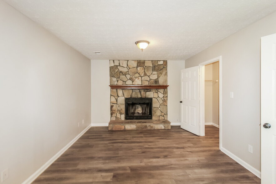 Building Photo - 121 River Trace Ct