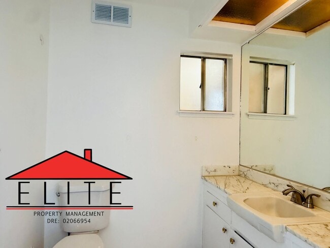 Building Photo - AVAILABLE NOW!