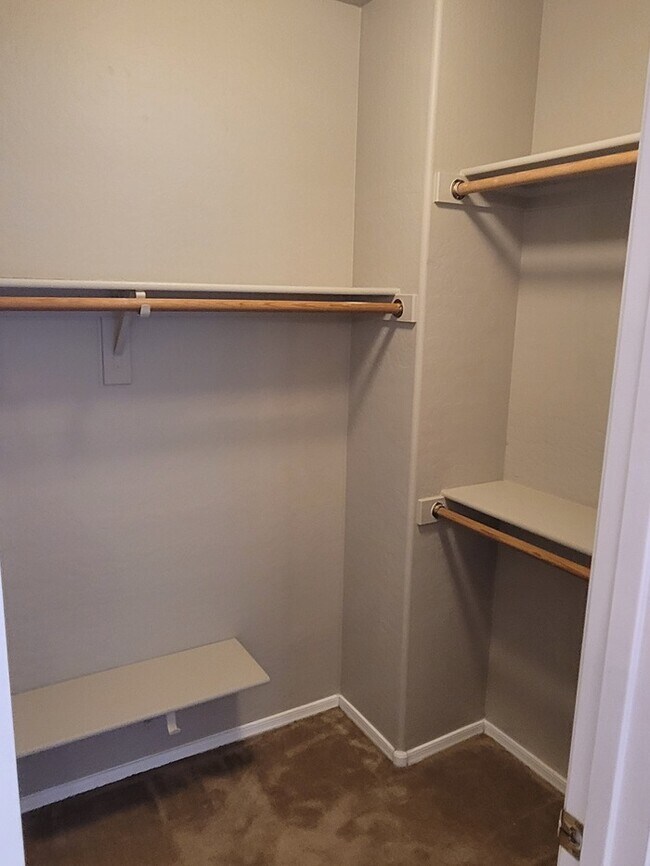Building Photo - Great 3 bedroom 2.5 bath Two Story House f...