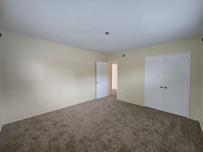 Building Photo - Charming Single Story Home