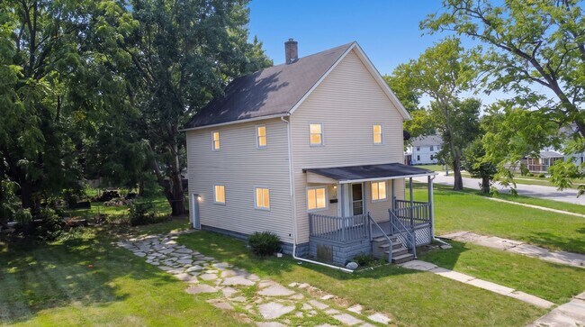 Building Photo - 3 bedroom 2 bathroom Available in Lorain!