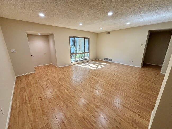 Building Photo - 1740 Huntington Dr