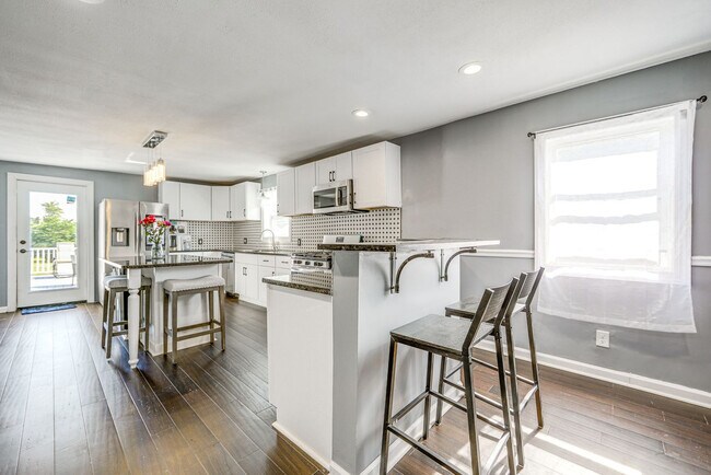 Building Photo - 15 Hockeborne Ave