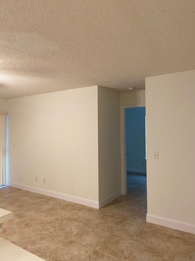 Building Photo - Lush Tropical Condo in North Naples