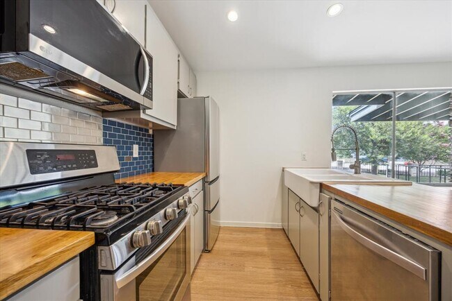 Building Photo - 1304 Mariposa Dr