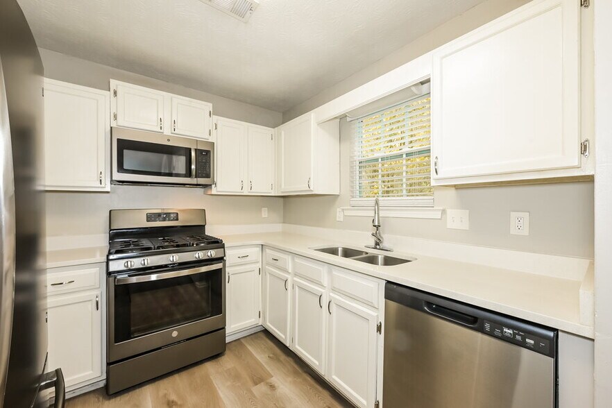 Building Photo - 2092 Wedgewood Dr