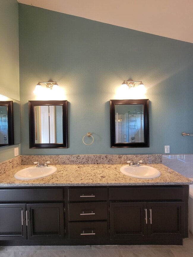 Building Photo - Beautiful 3 Bedroom, 2.5 Bathroom Home wit...