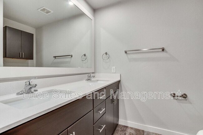 Building Photo - 17604 Sunny Hollow Rd