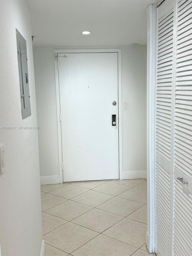 Building Photo - 2625 Collins Ave