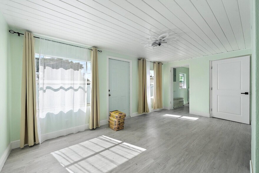 Building Photo - 135 E 28th St