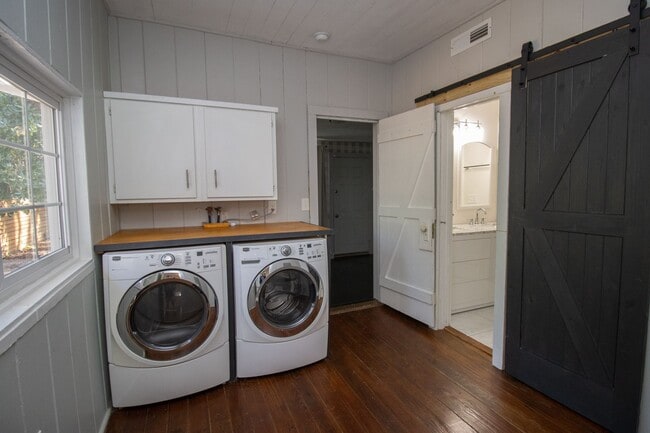Building Photo - 3 Bedroom, 2.5 Bathroom in Shandon - The F...