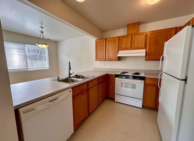 Building Photo - 944 NW Quarterdeck Loop